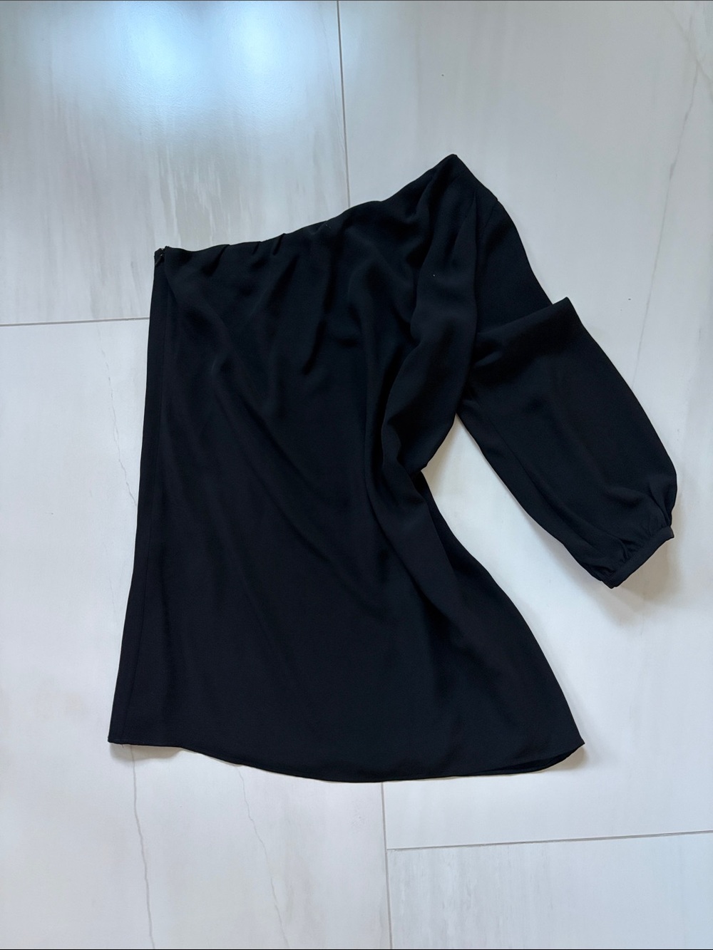 Elizabeth and James Black Asymmetrical One-Shoulder mini dress.. fits amazing